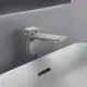 Ein moderner Waschbeckenarmatur von Ideal Standard mit einem rechteckigen Hebel und einer glatten, silbernen Oberfläche, montiert auf einem weißen Waschbecken.